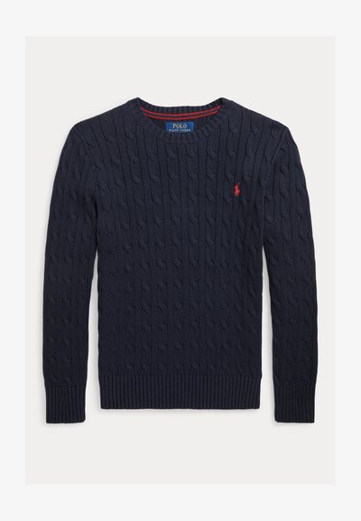 Temno modra pulover pletenice z rebrastimi manšetami in okusno, ki vključuje majhen rdeč logotip polo na prsih in okroglim izrezom.