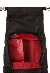 Zwarte roll-top rugzak met rode binnenkant. Beschikt over een ritssluiting, een binnentas en een verstelbare schouderband. Glad, duurzaam stoftexture.