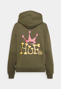Felpa verde oliva con un grande design grafico sulla parte posteriore, caratterizzato da una corona rosa e da testo giallo con la scritta "HUF" in lettere grasse.