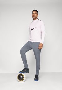 Nike Performance STRIKE PANT - Joggebukse - iron grey/black/sunset pulse