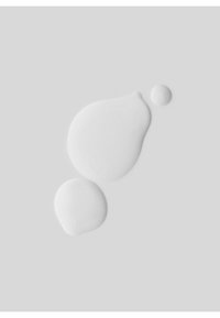 Tre hvite væskedråper med glatt tekstur, variert i størrelse, mot en lys grå bakgrunn, som skaper en minimalistisk komposisjon.