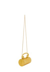 Guldfarvet clutch i cylindrisk form med et dekorativt håndtag med dyreaccent og en guld kædetras. 