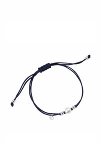 Niebieska bransoletka typu cord z centralną białą perłą i srebrnymi koralikami ozdobnymi, z regulowanym zapięciem w postaci supełka, zapewniającym elastyczność rozmiaru.
