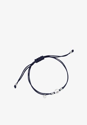 Niebieska bransoletka typu cord z centralną białą perłą i srebrnymi koralikami ozdobnymi, z regulowanym zapięciem w postaci supełka, zapewniającym elastyczność rozmiaru.