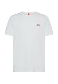 T-shirt bianco a maniche corte con collo rotondo. Presenta un piccolo logo rosso sul lato sinistro del petto e un accento rosso sul colletto. Texture del tessuto morbida.