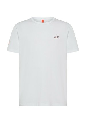T-shirt bianco a maniche corte con collo rotondo. Presenta un piccolo logo rosso sul lato sinistro del petto e un accento rosso sul colletto. Texture del tessuto morbida.