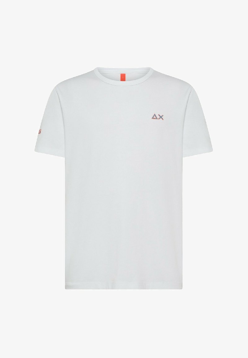 T-shirt bianco a maniche corte con collo rotondo. Presenta un piccolo logo rosso sul lato sinistro del petto e un accento rosso sul colletto. Texture del tessuto morbida.