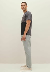 Next 2 PACK SLIM FIT STRETCH - Chino-püksid - black grey