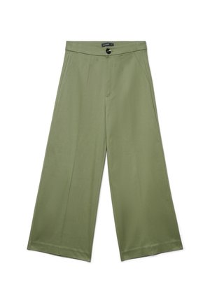 Pantaloni a gamba larga in verde oliva, realizzati in tessuto liscio. Presentano una chiusura frontale con bottoni, tasche laterali e una vestibilità sartoriale.