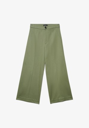 Pantaloni a gamba larga in verde oliva, realizzati in tessuto liscio. Presentano una chiusura frontale con bottoni, tasche laterali e una vestibilità sartoriale.