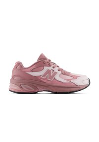 Ροζ και λευκός αθλητικός παπούτσι New Balance με κορδόνια και μαλακή σόλα, εμφανίζεται σε προφίλ πλευράς σε λευκό φόντο.