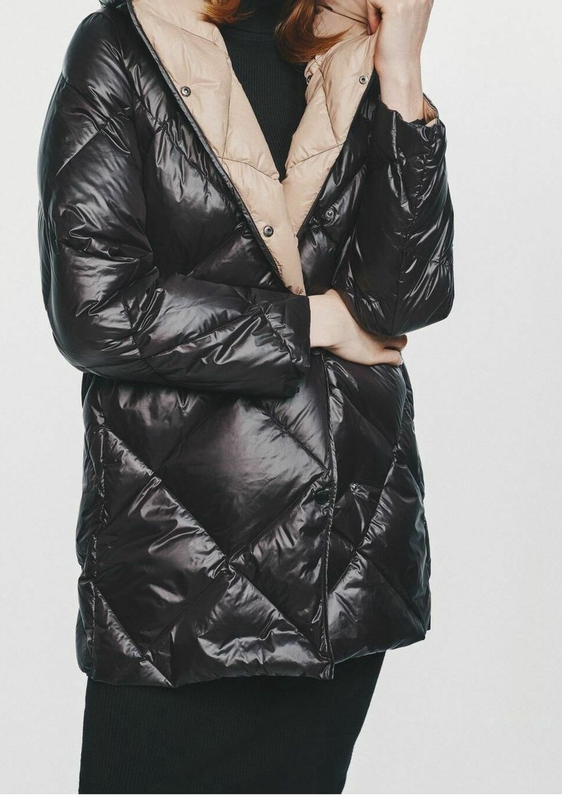 OCHNIK Kabát z prachového peří - black