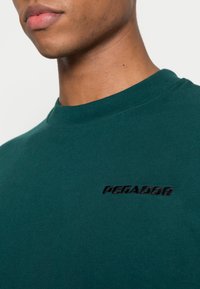 Pegador LOGO TEE - T-shirt básica - pine green