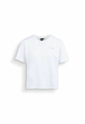 T-shirt bianca a maniche corte con scollo rotondo e piccolo logo "NO NAME" sulla parte superiore sinistra del petto su sfondo bianco.