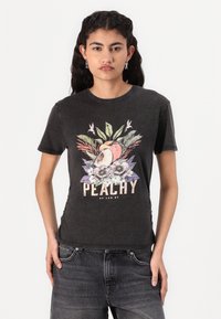 Mustat puuvillapaita, jossa on värikäs hedelmä- ja kukkakuva, ja sanan "PEACHY" on painettu paksuilla kirjaimilla alle. Lyhyet hihat.