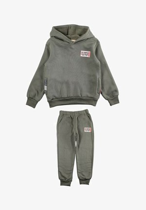 Ensemble sweat à capuche et joggings assortis couleur vert olive. Le sweat à capuche présente une poche avant et une étiquette logo ; les joggings ont une ceinture élastique et des poches.