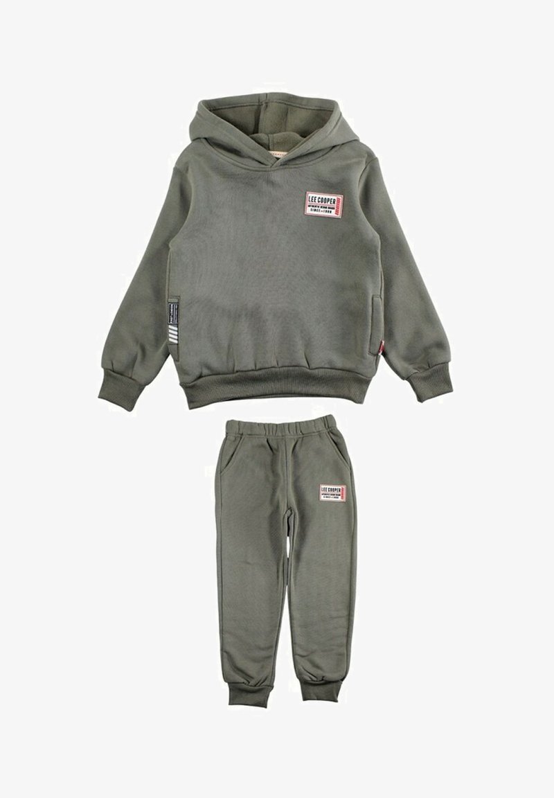 Ensemble sweat à capuche et joggings assortis couleur vert olive. Le sweat à capuche présente une poche avant et une étiquette logo ; les joggings ont une ceinture élastique et des poches.