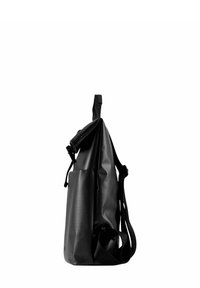 Bolsa impermeable negra con una forma elegante, correa de hombro ajustable y cierre superior. Cuenta con un bolsillo lateral para almacenamiento adicional.