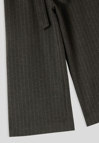Ciemnoszare spodnie z delikatnymi pionowymi prążkami, o gładkiej fakturze i wiązaniu w talii. Krawędzie są starannie wykończone.