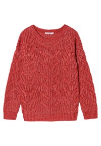 Czerwony sweter z dzianiny, z wyrazistym wzorem w zygzak, szerokim dekoltem oraz ściągaczami przy mankietach i u dołu. Materiał wydaje się być miękki i ciepły.