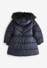 Veste rembourrée marine avec une capuche en fourrure, présentant un design matelassé en chevrons, une taille élastiquée et des accents de poignet noirs.