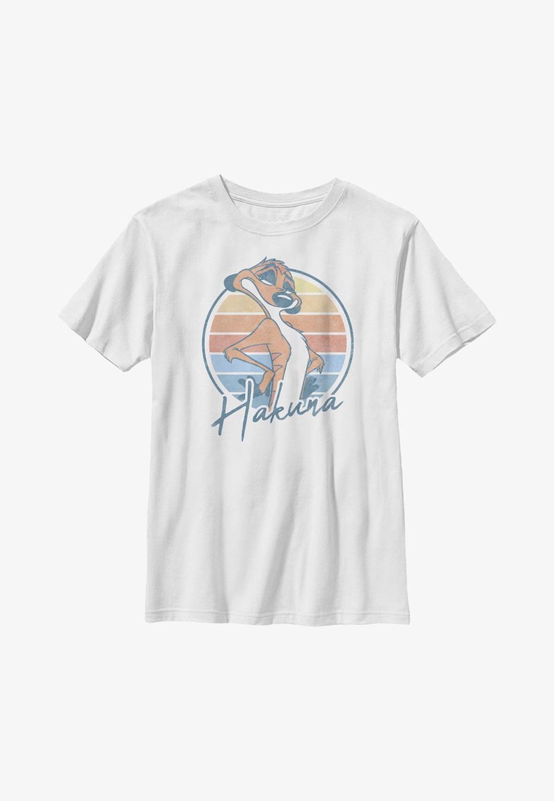 Witte katoenen t-shirt met een kleurrafische afbeelding van een cartoonfiguur met de tekst "Hakuna," tegen een vlakke achtergrond met zonsondergangkleuren.