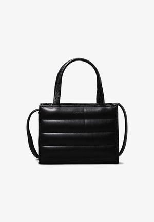Bolso de mano de cuero negro con un diseño estructurado y rectangular, que presenta acolchado de líneas verticales, dos asas en la parte superior y una correa de hombro ajustable.