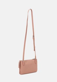 Borsa a tracolla in pelle rosa con tracolla regolabile, forma rettangolare, texture liscia, accessori in argento e chiusura con zip.