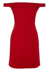 Robe rouge épaules dénudées avec une taille ajustée et une rangée de boutons recouverts de tissu sur le devant du corsage.