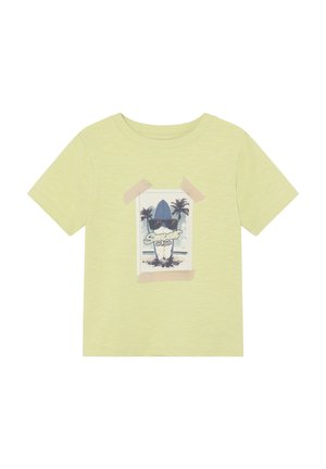 Camiseta de algodón verde claro con un estampado gráfico de una tabla de surf con gafas de sol, rodeada de palmeras y asegurada con detalles de cinta adhesiva.