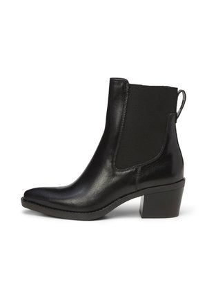 Bottine en cuir noir avec des panneaux latéraux élastiques, bout pointu et talon bloc. Elle possède une tirette pour un enfilage facile.