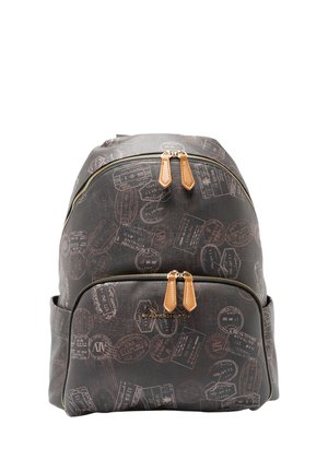 Zaino marrone con motivi a rilievo a tema viaggio, due scomparti con cerniera, dettagli in pelle color cuoio e ferrature color oro.