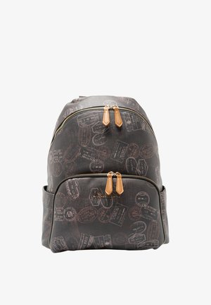 Sac à dos marron avec motifs embossés sur le thème du voyage, deux compartiments zippés, accents en cuir tan et quincaillerie dorée.