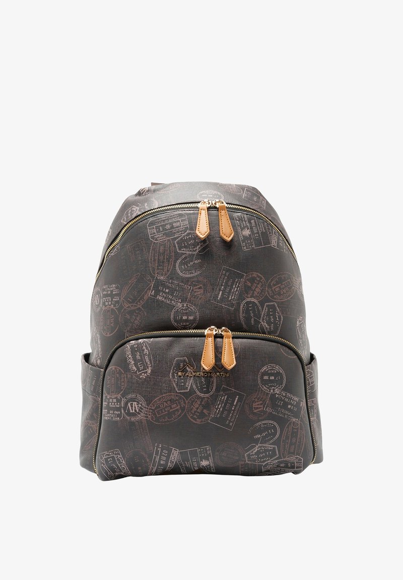 Zaino marrone con motivi a rilievo a tema viaggio, due scomparti con cerniera, dettagli in pelle color cuoio e ferrature color oro.