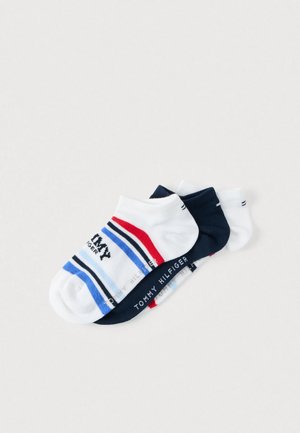 Kolm paari puuvillaseid pahkluusokke, mille värvid on valge, tumesinine ja punane, triipude ja iga paari peal oleva "TOMMY HILFIGER" logoga.