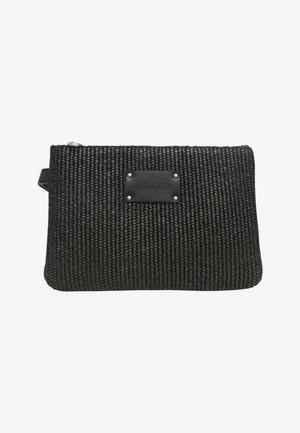 Borsa clutch rettangolare nera intrecciata con cerniera sulla parte superiore e piccola etichetta rettangolare del marchio al centro.