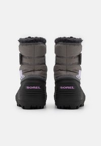 Botas grises impermeables con ribete de piel sintética, que cuentan con suelas de goma negras, una marca morada y un diseño de tela acolchada con correas ajustables.