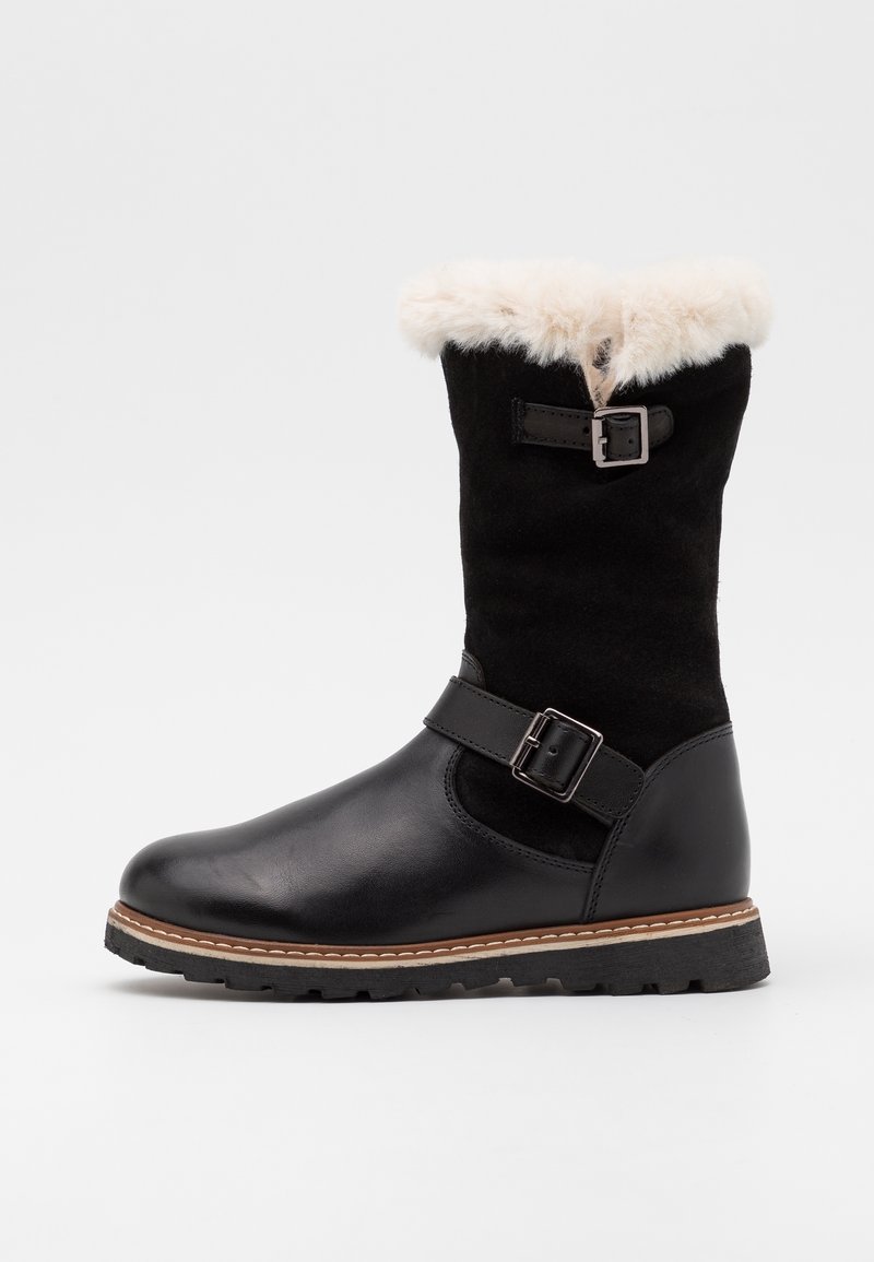 Botte d'hiver noire mi-mollet avec doublure en shearling, deux boucles réglables, partie inférieure en cuir, partie supérieure en suède, et semelle robuste sur fond blanc.