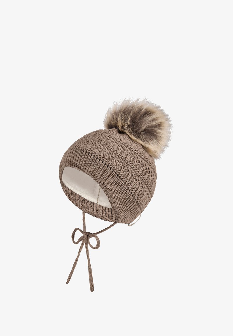 Braun gestrickte Mütze mit einem dekorativen Muster, einem Pompon aus Kunstfell oben und Kinnbändern für einen sicheren Sitz. Gefüttertes Innenteil für Wärme.