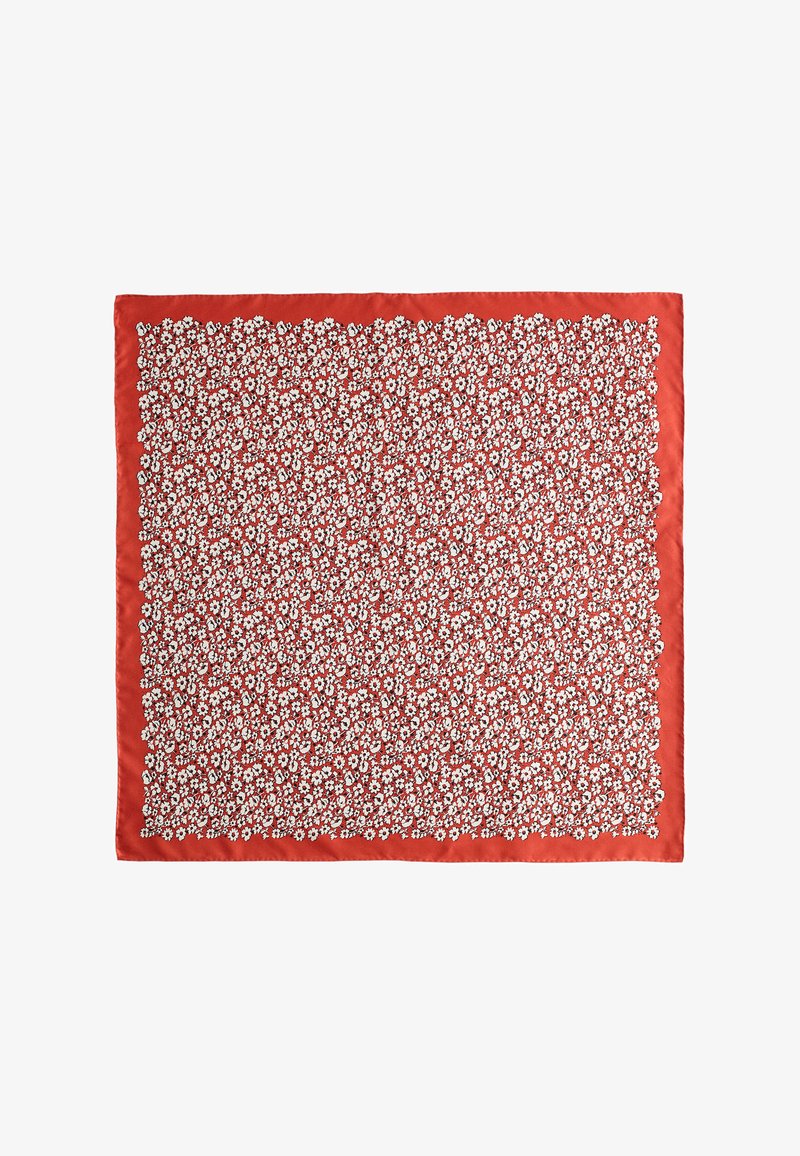 Foulard carré rouge avec un motif floral blanc dense et une bordure unie rouge.