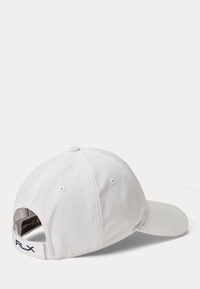 Λευκό καπέλο μπέιζμπολ με ρυθμιζόμενη λουρίδα και κεντημένο το logo "RLX" στο πίσω μέρος, εμφανιζόμενο από πίσω-δεξιά πλευρά σε απλό φόντο.