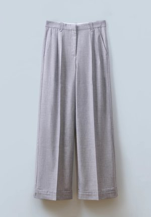 Pantaloni grigi a gamba larga realizzati in tessuto testurizzato, con pieghe frontali, due tasche laterali e orlo dritto.