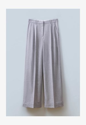 Sivé široké nohavice vyrobené z texturovanej tkaniny s prednými záhybmi, dvoma bočnými vreckami a rovnom lemom.