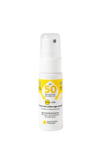Flacone di crema solare con finitura opaca bianca. Presenta un tappo trasparente, accentuazioni gialle, etichetta SPF 50 e testo in italiano e inglese.