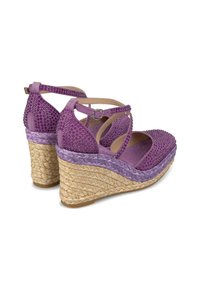 Sandalias de cuña moradas con un acabado de ante texturizado, que presentan un empeine con tachuelas, una suela de yute trenzado y correas de tobillo ajustables.