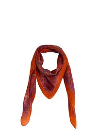 Bufanda de seda en un vibrante color naranja con intrincados patrones de paisley en púrpura y azul. Textura suave; forma triangular con extremos puntiagudos.