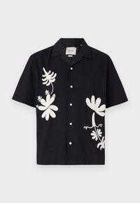 Zwart shirt met korte mouwen, voorzien van grote witte bloemen- en bladerenpatronen, met een knoopsluiting en een klassieke kraag. Gemaakt van lichtgewicht stof.