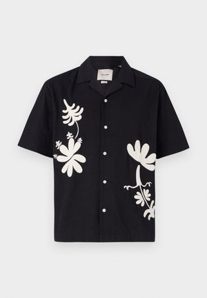 Crna košulja kratkih rukava s velikim bijelim cvjetnim i lisnatim uzorcima, s dizajnom na gumbe i klasičnom ovratnikom. Izrađena od lagane tkanine.