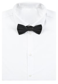 Camisa blanca con cuello clásico y una pajarita negra texturada en el centro, que presenta botones blancos y una tela suave.