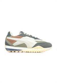 Sneaker caratterizzata da un mix di materiali in verde, bianco e marrone, con una suola testurizzata e inserti in rete per la traspirabilità.